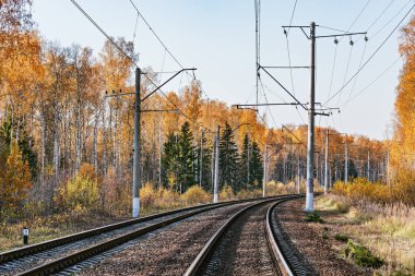 Sonbahar günü zaman elektrikli demiryolu hatları.
