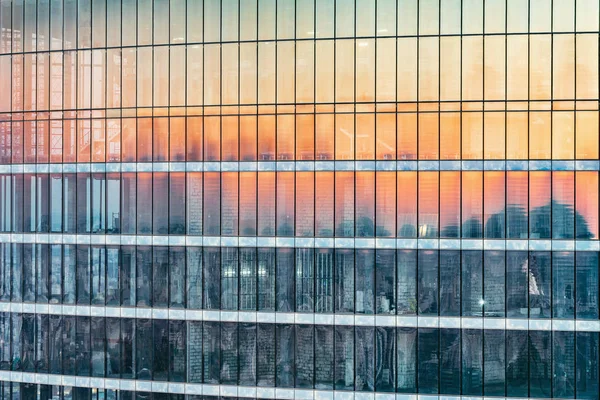 Buitenkant van het nieuwe kantoorgebouw op zonsondergang tijd. — Stockfoto