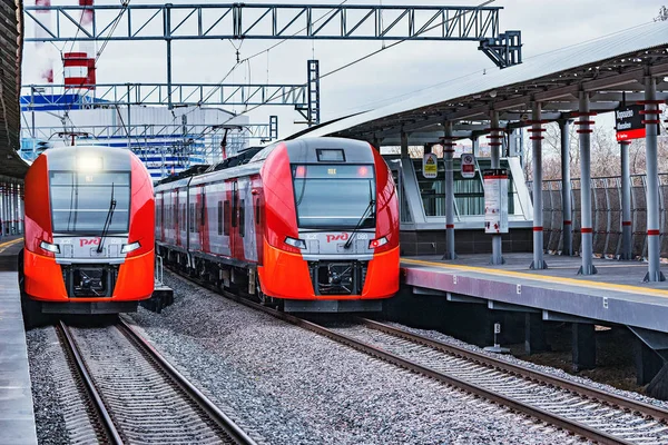 Moscou Rússia Outubro 2018 Trens Estão Estação Ferroviária Shelepicha Moscovo — Fotografia de Stock