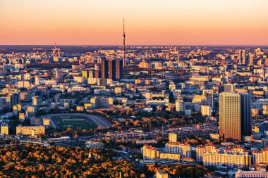 Sonbahar şehir sokaklarını gün batımı manzarası. Moskova. Rusya.