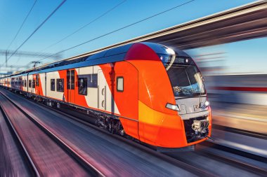 Modern yüksek hızlı tren hızlı platform hareket eder.