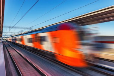 Modern yüksek hızlı tren hızlı platform taşır. Bulanık resim.