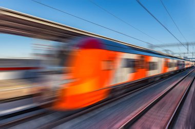 Modern yüksek hızlı tren hızlı platform taşır. Bulanık resim.