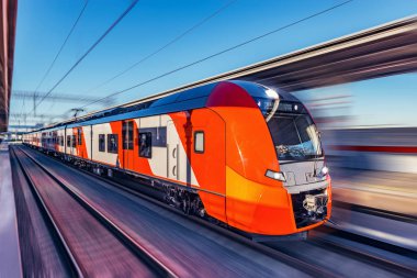 Modern yüksek hızlı tren hızlı platform hareket eder.