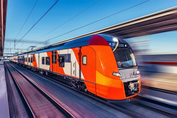 Trem Moderno Alta Velocidade Move Rapidamente Longo Plataforma — Fotografia de Stock