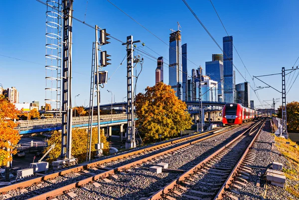 Trem Moderno Alta Velocidade Move Fundo Centro Negócios Horário Verão — Fotografia de Stock