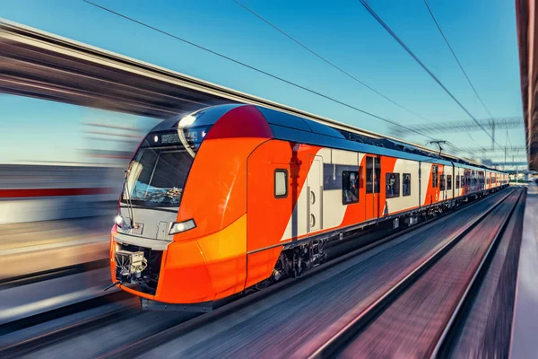 Moderno Treno Alta Velocità Muove Veloce Lungo Piattaforma — Foto Stock