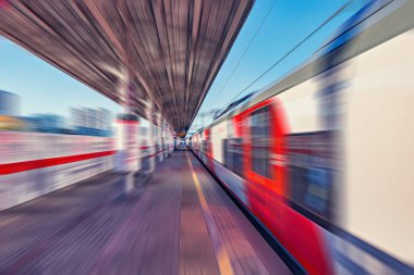 Modern yüksek hızlı tren hızlı platform hareket eder.