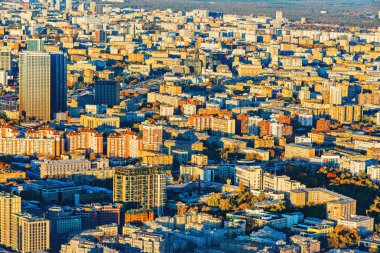 Şehrin akşam caddelerinin manzarası. Moskova. Rusya.