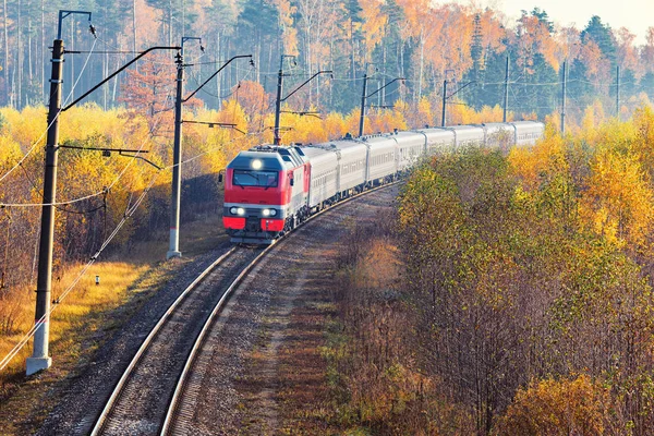 Пасажирський Потяг Наближається Станції Восени Вранці — стокове фото