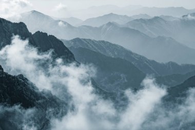 Huangshan Ulusal Parkı 'nın dağ tepelerindeki bulutlar. Çin