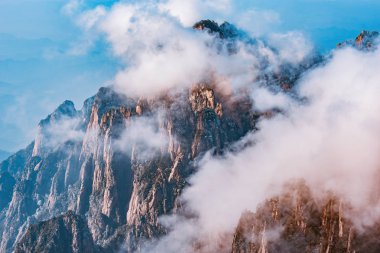 Huangshan Ulusal Parkı 'nın dağ tepelerindeki bulutlar. Çin