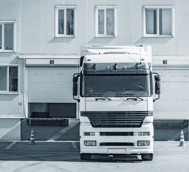 Yük kamyonu depolama kapının yanında duruyor.