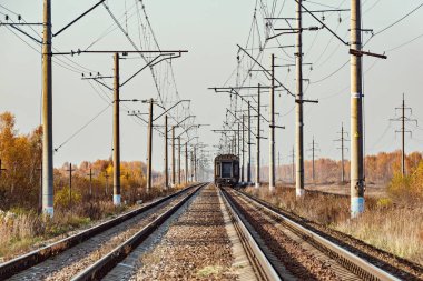 Yolcu tren istasyonuna yaklaşımlar sonbahar sabahı zaman.