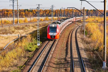 Sonbahar sabahı zaman modern yüksek hızlı trenin hareket.