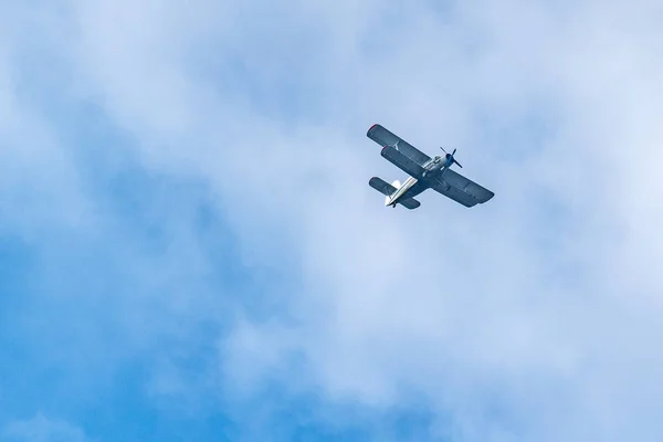 Gamla Retro Plan Flyger Himlen — Stockfoto