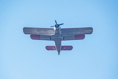 Eski retro uçak gökyüzünde uçar