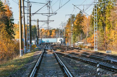 Büyük yük kamyonları demiryolu hatları çapraz.