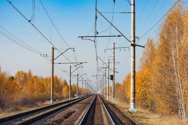 Sonbahar günü zaman elektrikli demiryolu hatları.