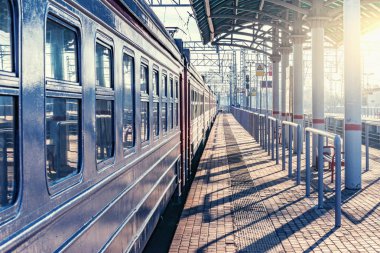 Yolcu treni istasyonu platform tarafından standları.