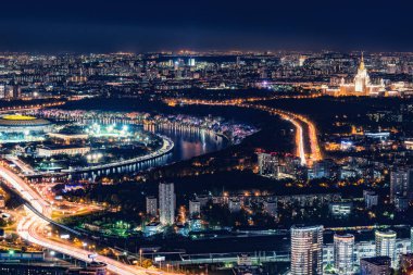 Gece şehir sokaklarını görünümünü. Moskova. Rusya