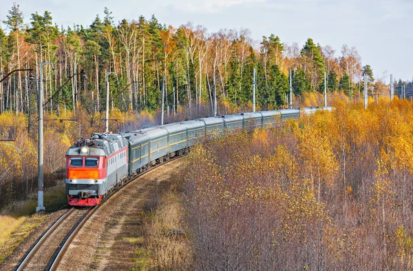 Passagerare Tåg Från Peking Till Moskva Förhållningssätt Till Stationen Höst — Stockfoto
