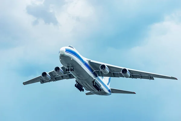 Flight of the big cargo airliner. — Stock Photo, Image