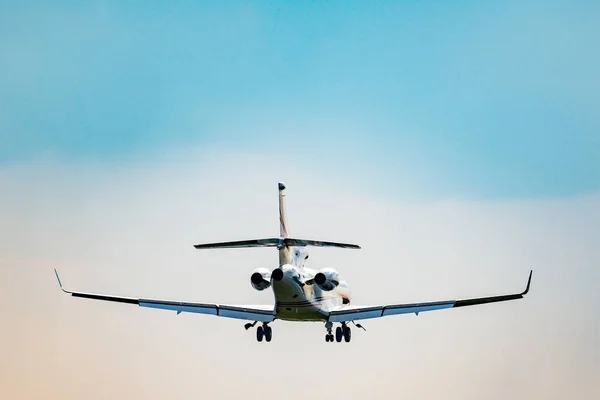 Aterrizaje Del Pequeño Avión Pasajeros Durante Día — Foto de Stock