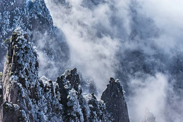 Nubes Sobre Los Picos Montañosos Del Parque Nacional Huangshan China — Foto de Stock