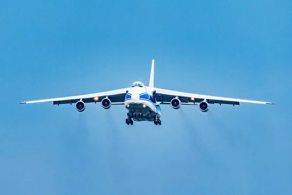 Letadlo Velké Nákladní Letadlo Zamračený Den Čas — Stock fotografie
