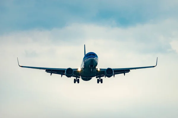 Landing of the passenger plane at sunset time — Stock Photo, Image