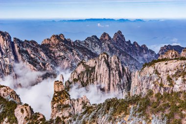 Bulutların üzerinde dağ zirveleri Huangshan Milli Parkı. Çin