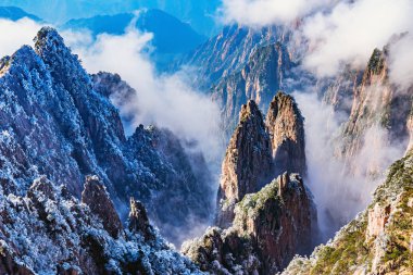 Bulutların üzerinde dağ zirveleri Huangshan Milli Parkı. Çin