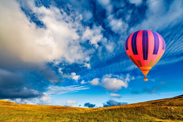 Morgenflygning Med Varmluftsballong Engen – stockfoto
