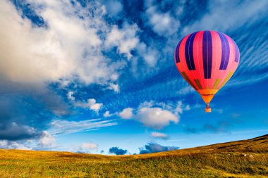 Fantastik cennet dağ çayır sonbahar sabahı zaman yukarıda. Caucasus. Rusya.