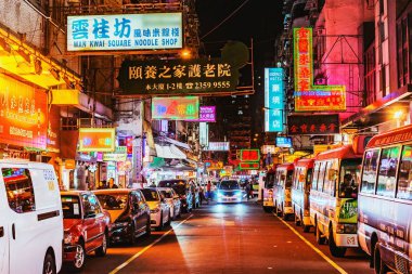 Hong Kong - 14 Aralık 2016: Gece Central city bölgesinde cadde görünümü.