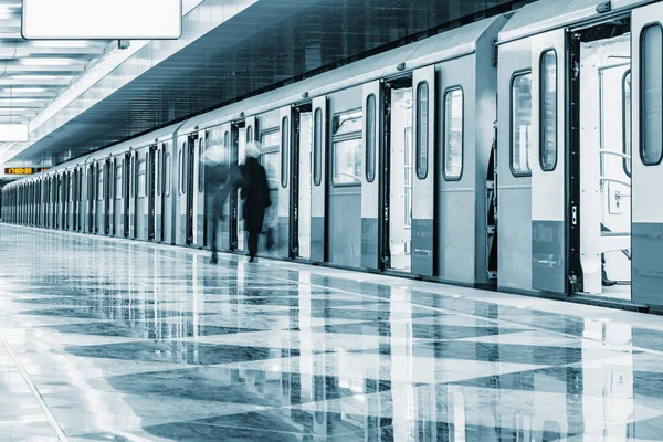 Trenul Metrou Stă Lângă Platformă Înainte Plecare — Fotografie, imagine de stoc