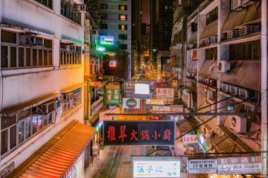 Hong Kong - 14 Aralık 2016: Gece Central city bölgesinde'deki hava sokak görünümü.