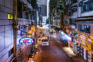 Şehir Merkezi bölgesinde gece hava kirli sokak görünümü.