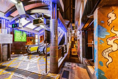 Hong Kong - 14 Aralık 2016: Yürüyen merdiven ve geçit sistemi (800 m) dünyanın en uzun açık kapalı yürüyen merdiven sistemidir. 1993 yılında inşa edilmiştir.