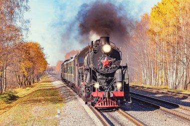 Buharlı Tren sonbahar günü her seferinde doğru gider. Moskova Tren daire.