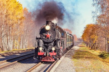 Buharlı Tren sonbahar günü her seferinde doğru gider. Moskova Tren daire.