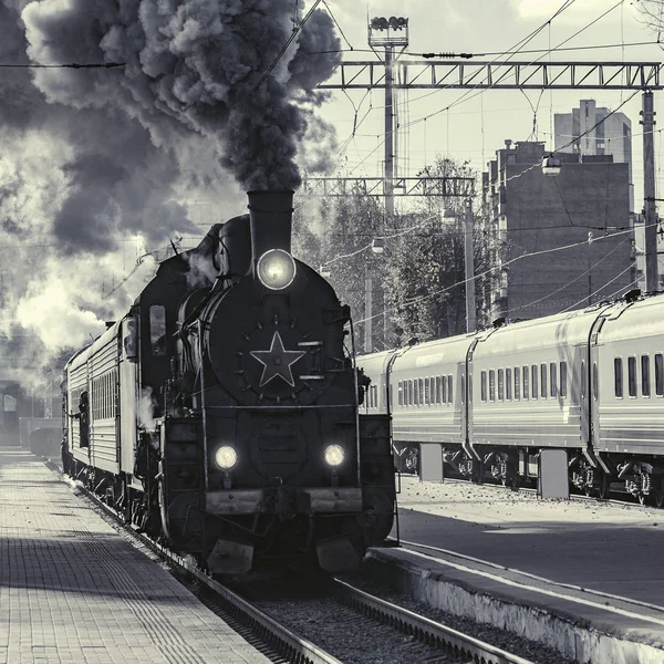 시간에 플랫폼에서 기관차 — 스톡 사진