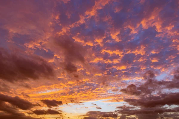 Incrível paisagem nublada no céu ao pôr-do-sol tempo após a chuva. — Fotografia de Stock
