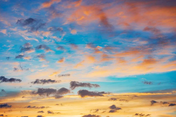 Erstaunliche Wolkenlandschaft am Himmel bei Sonnenuntergang nach Regen. — Stockfoto