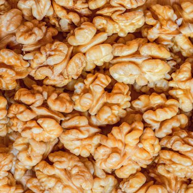 Masanın üzerine ceviz parçaları.