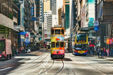 Akşam şehre sokak Retro tramvay.