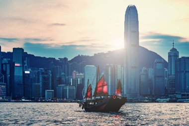 Hong Kong Limanı 'nda küçük bir gemi..