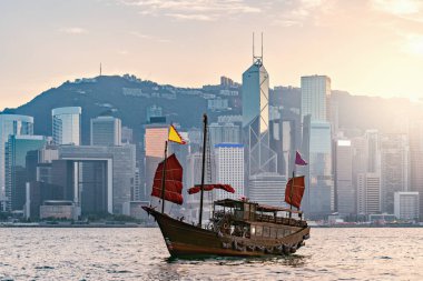 Hong Kong Limanı 'nda küçük bir gemi..