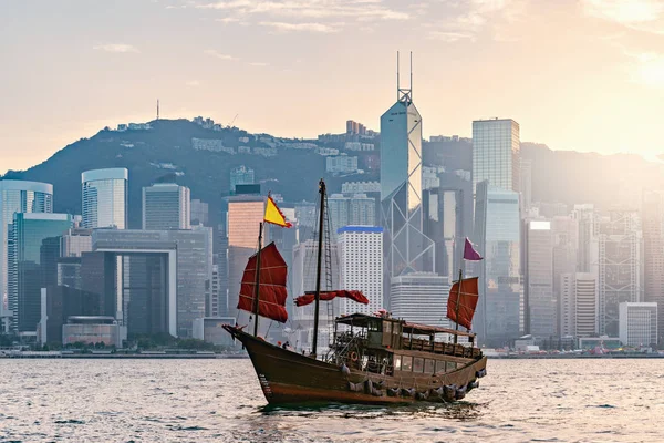 Hong Kong Limanı 'nda küçük bir gemi..